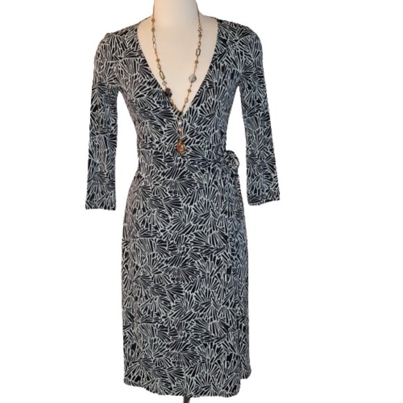 BCBGMaxAzria Dresses & Skirts - BCBG MAXAZRIA Leafy Print Mid Length Womens Long Sleeve Knit Wrap Dress, Size S